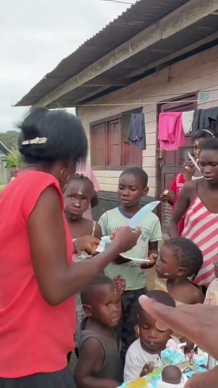 WALA NG PLATO PLATO SA PAGKAIN NG CAKE SA AFRICA
